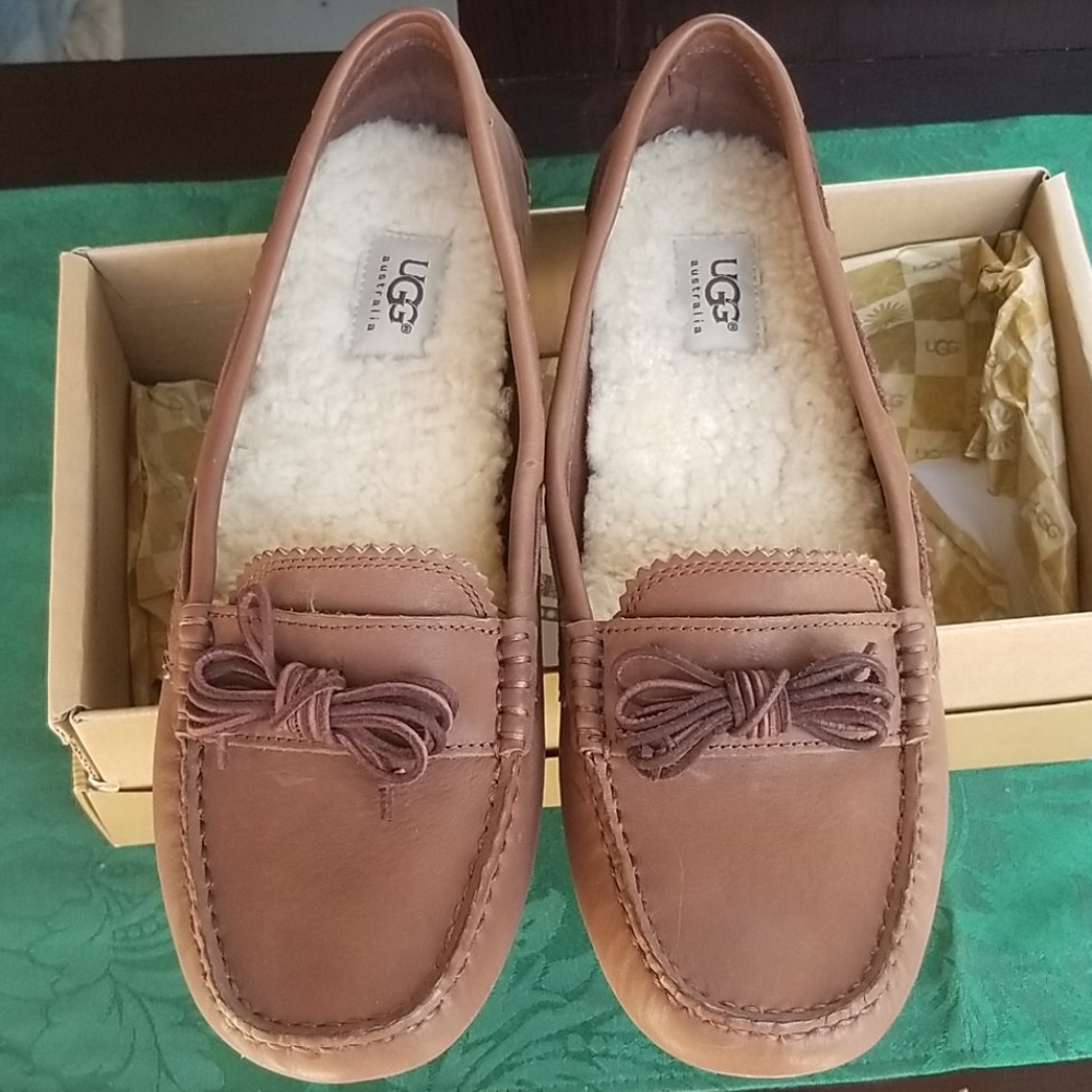 New - Women's Uggs (Meena)